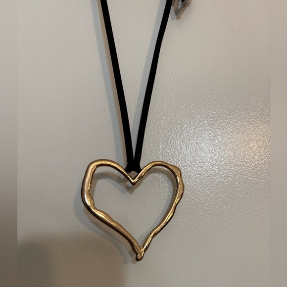 NWT Urban Outfitters Silence + Noise Gold Distorted Heart Choker Necklace - Picture 3 of 4